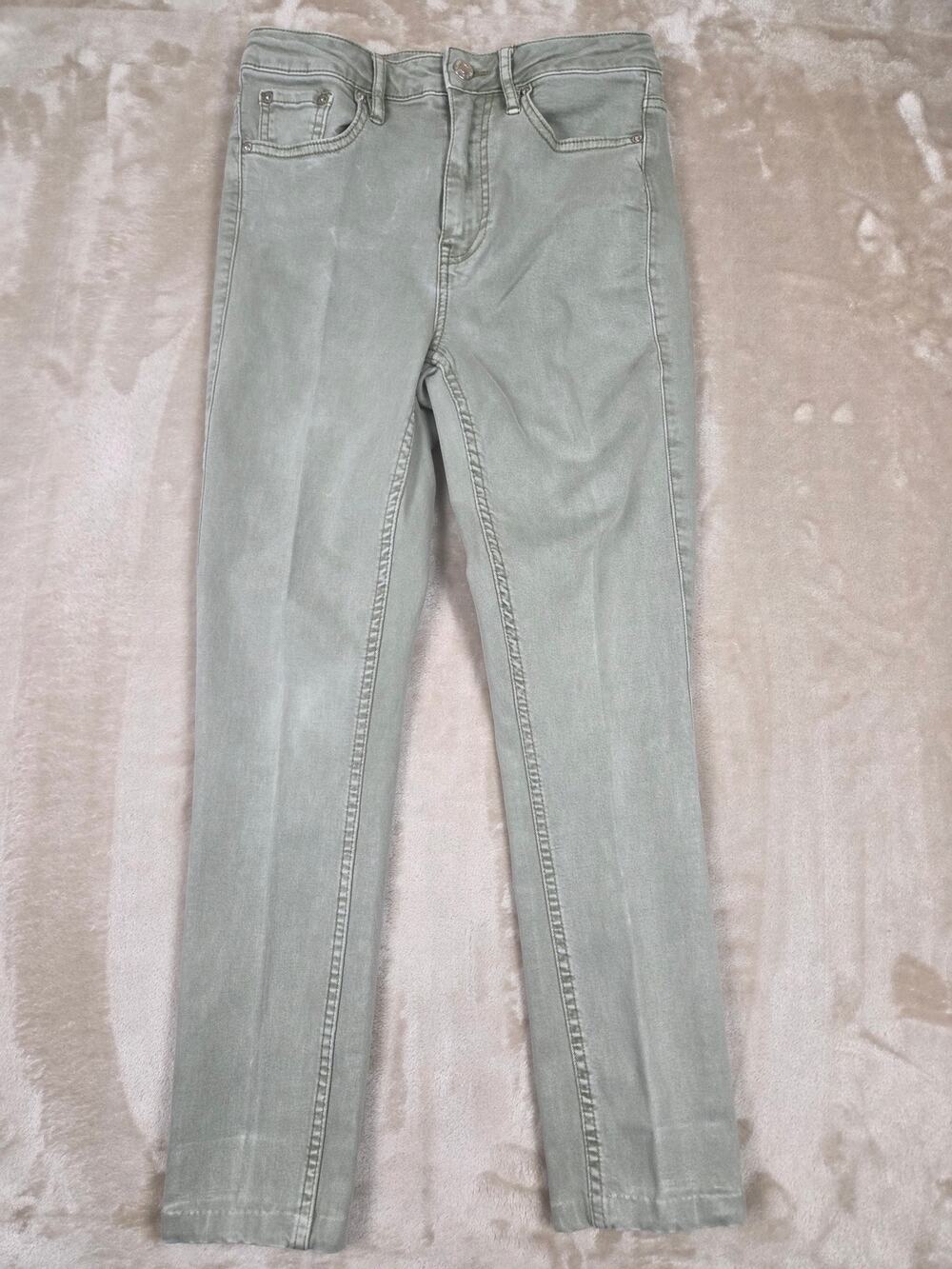 Calvin Klein women's straight-leg cropped jeans feature a sage green/light mint